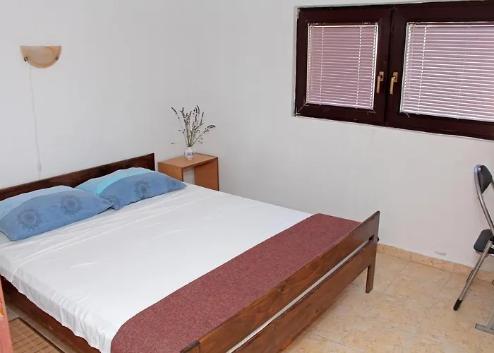 With A Parking Space - 12948 维尔